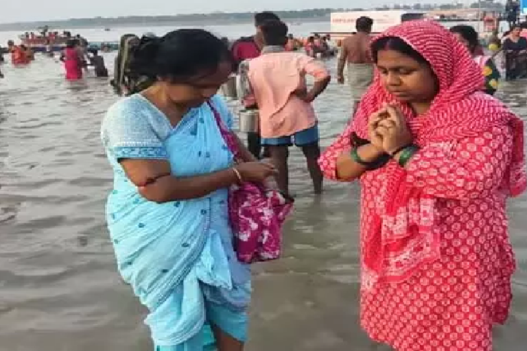 CG : प्रयागराज में गुरु पूर्णिमा पर श्रद्धालुओं ने संगम में लगाई पवित्र डुबकी …