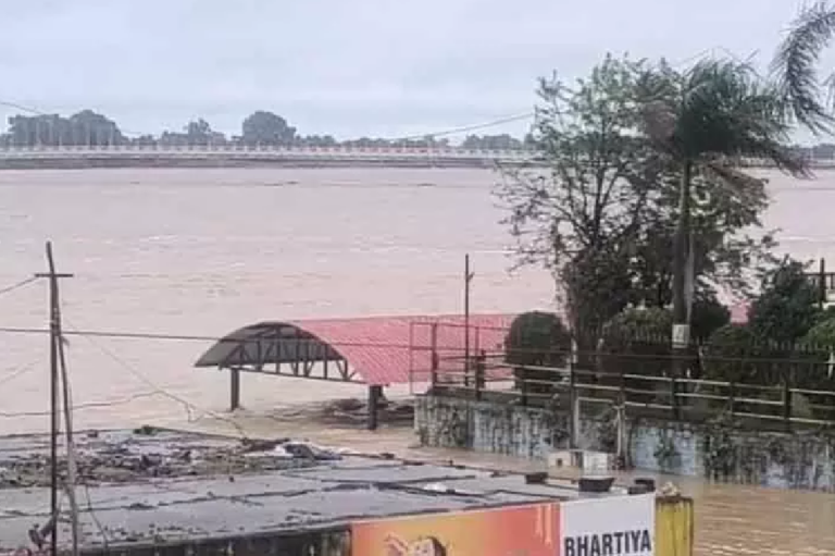 CG : नवापारा राजिम में आई बाढ़, भगवान कुलेश्वर महादेव मंदिर तक पहुंचा पानी …