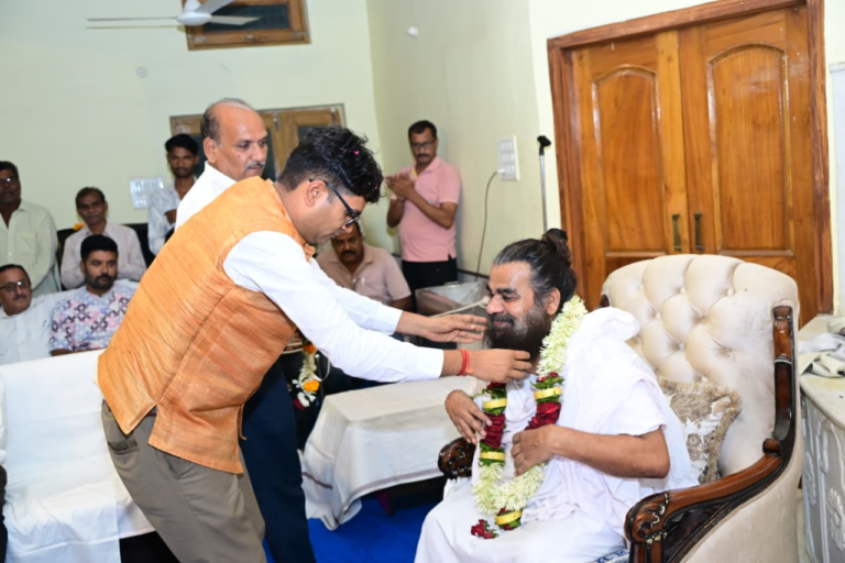 गुरु पूर्णिमा पर आचार्य गादी सद्गुरु कबीर धाम पहुंचे वित्त मंत्री ओपी चौधरी ...