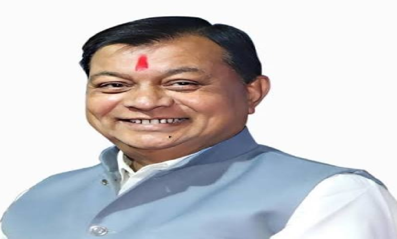 रायपुर : हर गली पक्की बने, कहीं जलभराव न हो और कोरबा एक सुव्यवस्थित एवं विकसित शहर बनेकृ इसी संकल्प को साकार करते हुए नगर विधायक एवं प्रदेश के वाणिज्य, उद्योग, वाणिज्यिक कर (आबकारी) एवं श्रम मंत्री श्री लखन लाल देवांगन के सतत प्रयासों से नगर पालिक निगम कोरबा को 15वें वित्त आयोग अंतर्गत 37 करोड़ 28 लाख रूपए से अधिक राशि के 116 विकास कार्यों की स्वीकृति प्राप्त हुई है। नगर पालिक निगम कोरबा द्वारा अप्रैल 2026 में विभिन्न निर्माण कार्यों की स्वीकृति हेतु राज्य शासन को प्रस्ताव भेजा गया था। इन प्रस्तावों की शीघ्र स्वीकृति के लिए मंत्री श्री लखन लाल देवांगन ने गुरुवार को उपमुख्यमंत्री एवं नगरीय प्रशासन मंत्री श्री अरुण साव से भेंट कर तत्काल स्वीकृति का आग्रह किया। उनके विशेष प्रयासों के परिणामस्वरूप सभी प्रस्तावों को स्वीकृति प्रदान की गई। मंत्री श्री देवांगन के नेतृत्व में कोरबा नगर के विकास के लिए लगातार विभिन्न योजनाओं एवं मदों से राशि स्वीकृत हो रही है। अब तक कोरबा शहर के लिए लगभग 1000 करोड़ रूपए के विकास कार्य स्वीकृत हो चुके हैं, जिनका लाभ अब धरातल पर स्पष्ट रूप से दिखाई देने लगा है। इस स्वीकृति के अंतर्गत शहर के सभी वार्डों में सीसी सड़क, आरसीसी नाली, जल निकासी, पेयजल प्रबंधन, सड़क निर्माण तथा अन्य मूलभूत अधोसंरचना से जुड़े 116 विकास कार्यों को स्वीकृति मिली है। इनमें वार्डवार गली-गली तक सड़क एवं नाली निर्माण के कार्य शामिल हैं, जिससे वर्षों से चली आ रही जलभराव एवं आवागमन की समस्याओं का स्थायी समाधान होगा। स्वीकृत सूची में वार्ड क्रमांक 1 से लेकर सभी वार्डों तक सड़क एवं नाली निर्माण, तालाबों के आसपास जल निकासी व्यवस्था, प्रमुख मार्गों का उन्नयन तथा मोहल्लों की आधारभूत सुविधाओं से जुड़े कार्य शामिल हैं। यह स्वीकृति कोरबा नगर के समग्र विकास की दिशा में एक महत्वपूर्ण मील का पत्थर सिद्ध होगी। मंत्री श्री लखन लाल देवांगन ने कहा कि डबल इंजन नहीं, अब ट्रिपल इंजन सरकार के समन्वित प्रयासों से बड़े-बड़े अधोसंरचनात्मक कार्यों के साथ-साथ गली-मोहल्लों की छोटी-छोटी समस्याओं का भी तेजी से समाधान किया जा रहा है। उनका लक्ष्य है कि कोरबा का कोई भी वार्ड विकास से अछूता न रहे और प्रत्येक नागरिक को बेहतर बुनियादी सुविधाएं उपलब्ध हों। उन्होंने प्रदेश के यशस्वी मुख्यमंत्री श्री विष्णु देव साय एवं उपमुख्यमंत्री श्री अरुण साव का आभार व्यक्त करते हुए कहा कि राज्य सरकार के सहयोग से कोरबा तेजी से विकास की नई ऊंचाइयों की ओर अग्रसर है। आने वाले समय में भी शहर के सर्वांगीण विकास के लिए इसी प्रकार निरंतर प्रयास जारी रहेंगे।        15वें वित्त आयोग अंतर्गत नगर पालिक निगम कोरबा में स्वीकृत विकास कार्य वार्ड क्र. 01 रामसागर में तुलसी घर के आगे सड़क निर्माण कार्य -  20.00 लाख रूपए, वार्ड क्र. 01 अंतर्गत गीता ज्वेलर्स से स्वर्ण भूमि तक आर.सी.सी. नाली का निर्माण कार्य -  38.13 लाख रूपए, वार्ड क्र. 01 अंतर्गत रामसागर तालाब बस्ती साइड में आर.सी.सी. नाला निर्माण कार्य -  15.00 लाख रूपए, वार्ड क्र. 03 प्राथमिक स्कूल के पीछे तुलसी नगर में आर.सी.सी. नाली एवं सी.सी. रोड निर्माण कार्य -  15.80 लाख रूपए, वार्ड क्र. 04 गृहणी अनाज से पोषण किराना दुकान तक सी.सी. रोड निर्माण कार्य -  40.00 लाख रूपए, वार्ड क्र. 05 देवांगन पारा अंतर्गत कोरबा फाटक से गणेश स्टोर गोकुल चंद लालूमल की दुकान के सामने से होते हुए गांधी चौक तक नाली निर्माण कार्य -  10.00 लाख रूपए, वार्ड क्र. 05 देवांगन पारा अंतर्गत लवली केयर स्कूल से कदम पेड़ नाला तक नाला निर्माण कार्य - 10.00 लाख रूपए, वार्ड क्र. 06 अंतर्गत गुरुघासी से लेकर कृपाल सिंह के घर तक सी.सी. रोड निर्माण कार्य -  20.00 लाख रूपए, वार्ड क्र. 07 धनुहार मोहल्ला में जवरीहिन सनवाल के घर से लेकर तारा चंद्र श्रीवास के घर तक रोड निर्माण -  7.00 लाख रूपए, वार्ड क्र. 08 अंतर्गत मोतीसागर पारा पूर्व पार्षद बेरी महिलाओं के घर के आगे वाली गली, वृद्ध आश्रम एवं प्राथमिक शाला जाने के मुख्य मार्ग/गली निर्माण कार्य -  8.00 लाख रूपए, वार्ड क्र. 09 इमलीडुग्गू अंतर्गत पोखरी पारा स्थित तालाब के चारों ओर नाली निर्माण कार्य -  15.00 लाख रूपए, वार्ड क्र. 10 मिलाई खुर्द अंतर्गत बरबसपुर हाउसिंग बोर्ड कॉलोनी में मंदिर के समीप सी.सी. रोड निर्माण कार्य -  20.00 लाख रूपए, वार्ड क्र. 11 अंतर्गत मोनू सारथी के घर से राजकुमारी महंत एवं बबलू के घर से महेश दास के घर तक सी.सी. रोड एवं नाली निर्माण कार्य -   20.00 लाख रूपए, वार्ड क्र. 12 बंटी स्टोर के सामने गुप्ता गली में रोड एवं नाली निर्माण कार्य -  18.00 लाख रूपए, वार्ड क्र. 12 सिटी कोतवाली के सामने से अशोका भवन की ओर मनोकामना मंदिर तक जाने वाली रोड एवं नाली निर्माण कार्य - 15.00 लाख रूपए, वार्ड क्र. 13 शारदा विहार अंतर्गत पानी टंकी मोहल्ले में नाला निर्माण कार्य -  20.00 लाख रूपए, वार्ड क्र. 14 अंतर्गत न्यू अमरैयापारा में खान घर से विनोद श्रीवास के घर तक सी.सी. रोड एवं आर.सी.सी. नाली निर्माण कार्य -  18.00 लाख रूपए, वार्ड क्र. 14 अंतर्गत शारदा विहार रेलवे फाटक से चिमनी भट्ठा तक सी.सी. रोड निर्माण कार्य -  26.74 लाख रूपए, वार्ड क्र. 15 इंदिरा नगर स्कूल के पीछे इन्द्रापारा एवं 15 ब्लॉक में आर.सी.सी. नाली एवं सी.सी. रोड निर्माण कार्य -  19.63 लाख रूपए, वार्ड क्र. 16 पंप हाउस अंतर्गत आत्मानंद स्कूल के पीछे इमरी मोहल्ला में सी.सी. रोड एवं नाली निर्माण कार्य -  17.68 लाख रूपए, वार्ड क्र. 17 घाटघोरा रोड से प्रेम खटाल तक सी.सी. रोड एवं नाली निर्माण कार्य -  25.00 लाख रूपए, वार्ड क्र. 18 भवानी मंदिर के पास निर्मित पूर्वांचल शेड से भवन तक जाने हेतु रोड एवं नाली निर्माण कार्य -  26.30 लाख रूपए, वार्ड क्र. 19 अंतर्गत गिरिराजचंद्र घर के पास से रविशंकर दिवाकर घर तक, महंत घर से कॉलोनी तक, नीलगिरी बस्ती से श्रीवास्तव घर से दिलीप दिवान घर तक आर.सी.सी. नाली एवं सी.सी. रोड निर्माण कार्य -  10.41 लाख रूपए, वार्ड क्र. 20 नीलगिरी बस्ती में आंगनबाड़ी- 1 से आश्रम के पीछे तक नाली निर्माण कार्य -  15.00 लाख रूपए, वार्ड क्र. 20 सामुदायिक भवन के पीछे से आश्रम के पीछे तक नाली निर्माण कार्य -  15.00 लाख रूपए की स्वीकृति शामिल है।