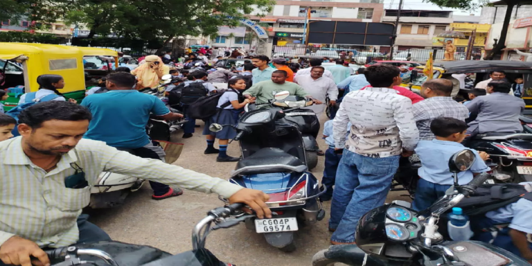 CG : सप्रे स्कूल परिसर में आम रास्ता और अवैध पार्किंग से बच्चे-अभिभावक परेशान …