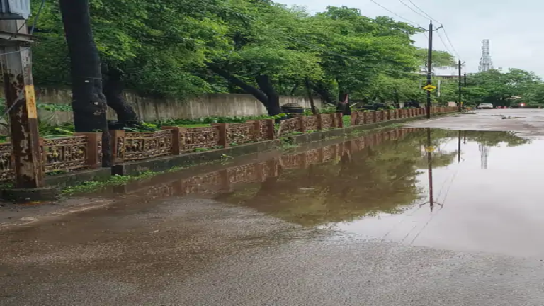 राजनांदगांव : सर्किट हाउस रोड पर हल्की बारिश से पानी हो रहा जाम …