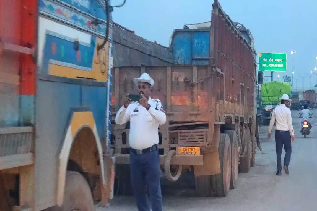 CG : टाटीबंध और आमानाका में सड़क किनारे अवैध रूप से खड़े ट्रक और ट्रेलरों पर चालानी कार्रवाई …