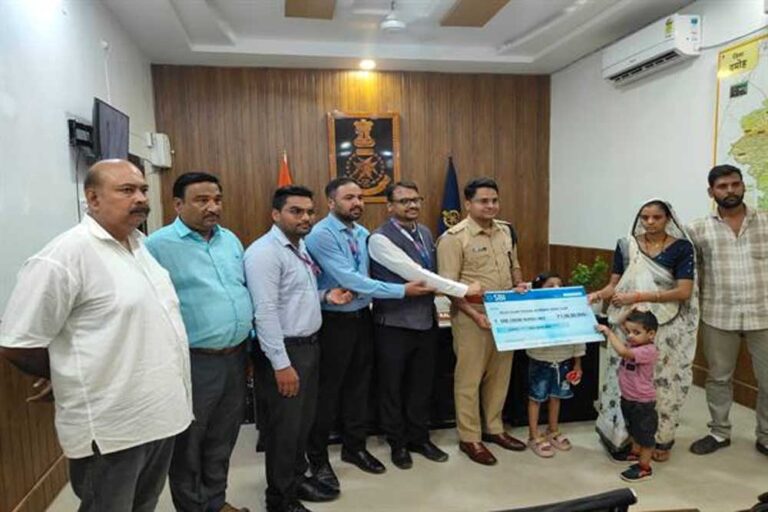 दमोह में दिवंगत पुलिसकर्मियों के आश्रितों को सौंपे गए ₹1-1 करोड़ के बीमा चेक