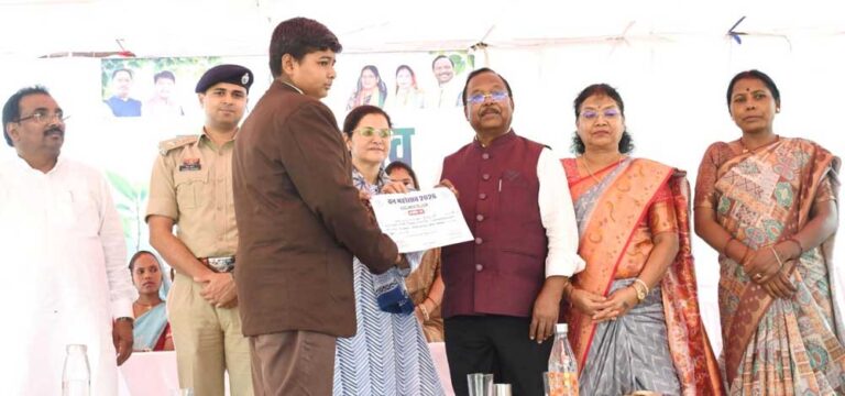 विद्यार्थियों और नागरिकों से अधिकाधिक वृक्ष लगाने का किया आह्वान