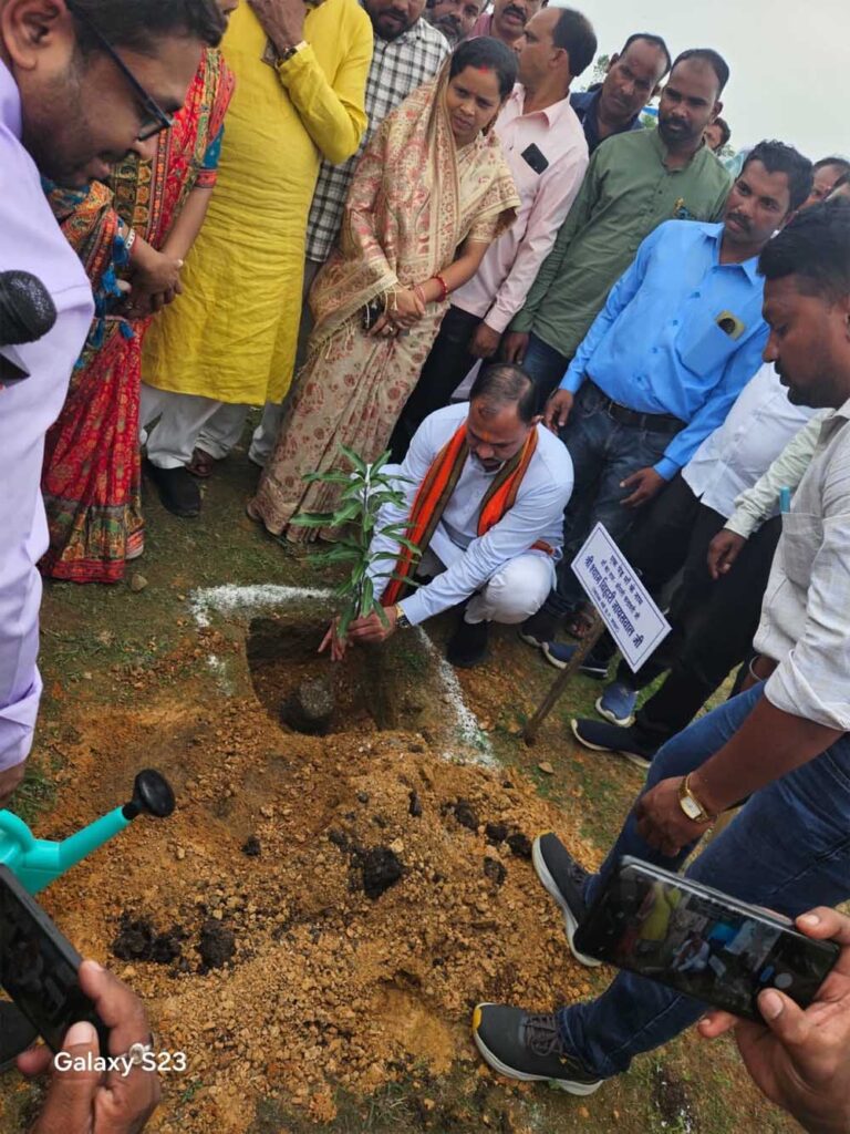 एमसीबी जिले में मंत्री श्याम बिहारी जायसवाल ने ‘मोर गांव-मोर पानी’ अभियान एवं ‘एक पेड़ मां के नाम’ कार्यक्रम का किया शुभारंभ