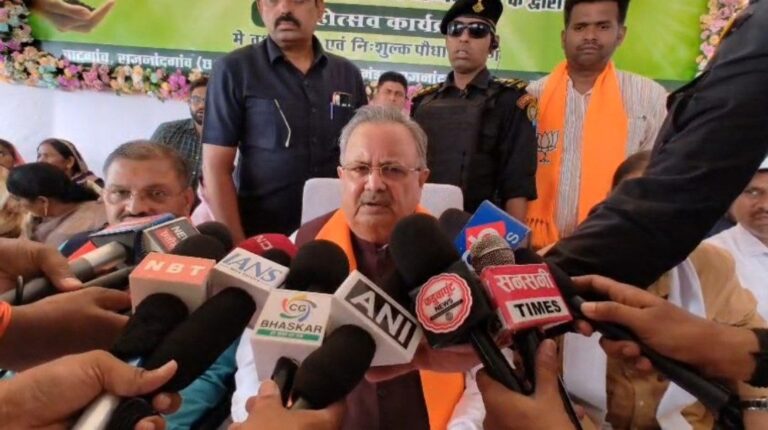 राजनांदगांव: विधानसभा अध्यक्ष डॉ. रमन सिंह ने बाटगांव में एक पेड़ मां के नाम अभियान के तहत किया वृक्षारोपण, रेलवे ओवरब्रिज की दरारों को बताया गंभीर तकनीकी खामी