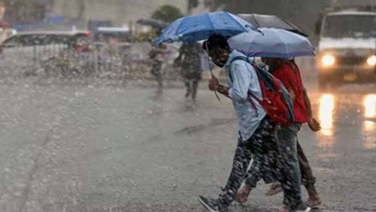 यूपी के कई जिलों में झमाझम बारिश, अगले 48 घंटे मौसम रहेगा बेहद सक्रिय
