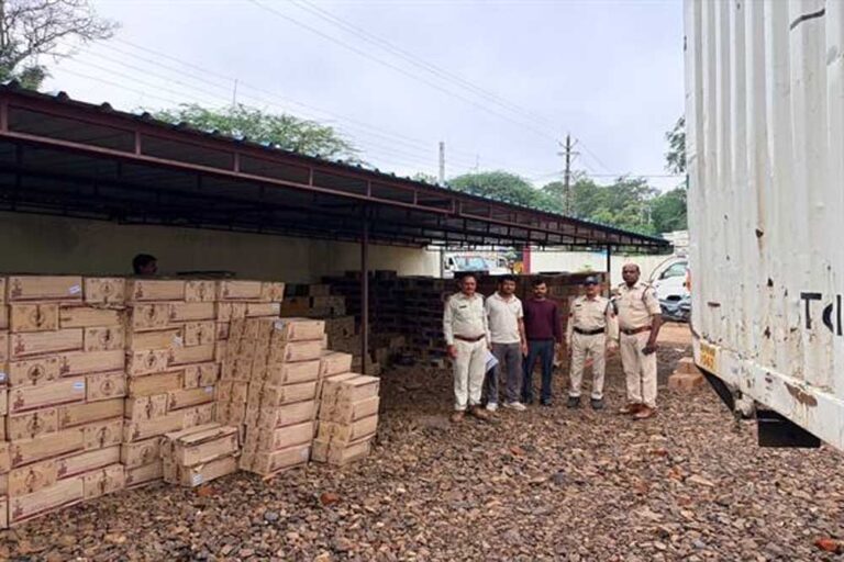 बड़ी कार्रवाई: 2004 पेटी अवैध अंग्रेजी शराब बरामद, 2 करोड़ की खेप पकड़ी गई