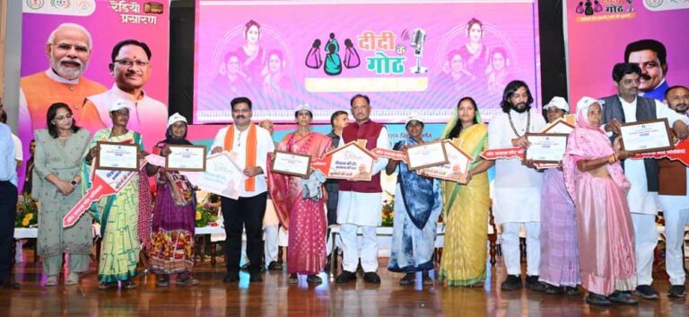 सफलता की कहानी साझा करने वाली दीदियों का किया सम्मान, प्रदर्शनी का अवलोकन कर जाना नवाचारों का सफर