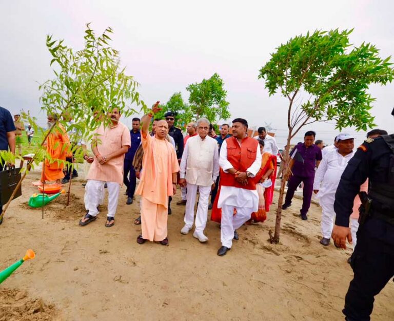 मुख्यमंत्री योगी आदित्यनाथ ने गोरखपुर में दो स्थानों पर ‘एक पेड़ मां के नाम’ लगाकर किया अभियान का शुभारंभ
