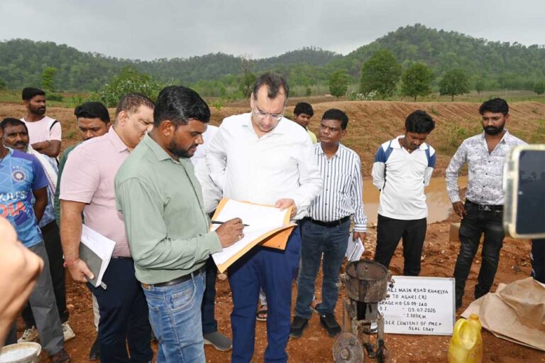 सचिव भीम सिंह ने सड़क की कोर कटिंग करवाकर मौके पर ही करवाई जांच