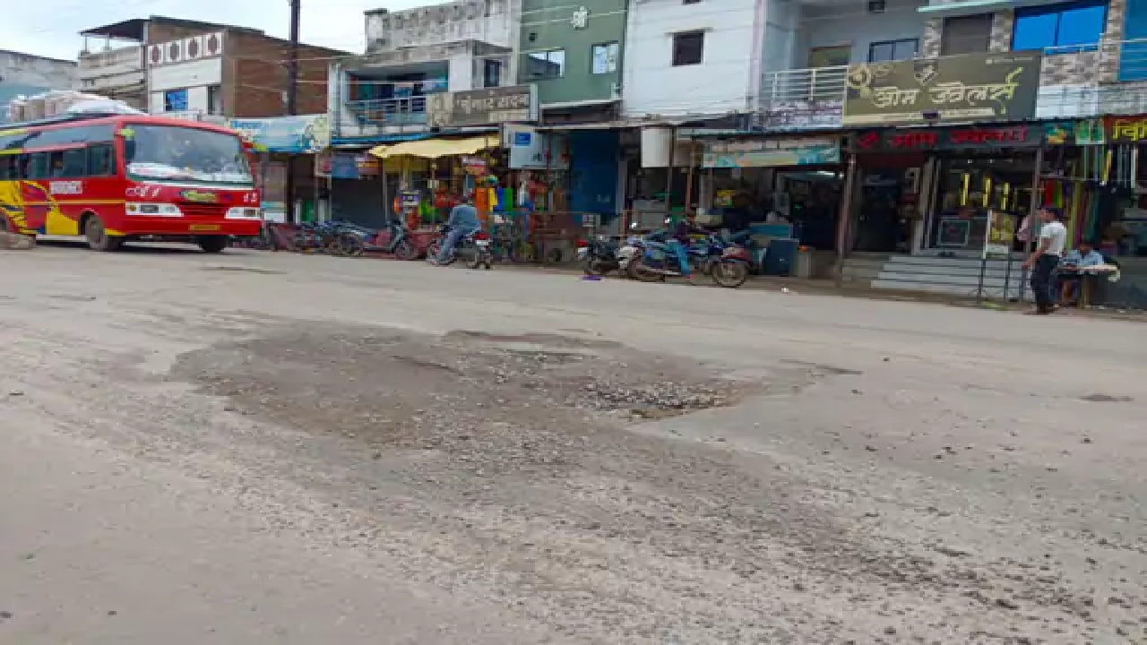 राजनांदगांव : चिखली में मरम्मत के बाद सड़क पर ही बिखरी गिट्टी…