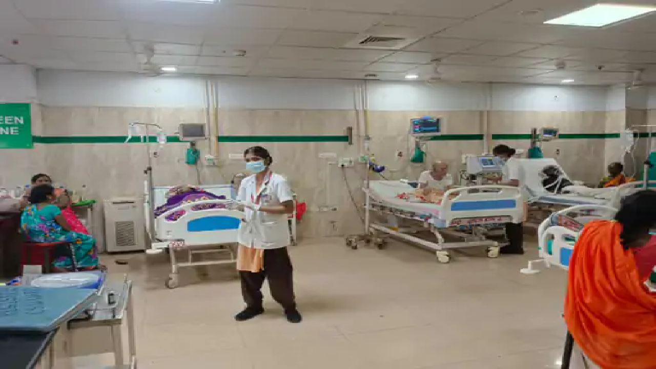 राजनांदगांव : इंटर्न डॉक्टरों की हड़ताल की वजह से मरीजों की बढ़ रही हैं मुसीबतें…