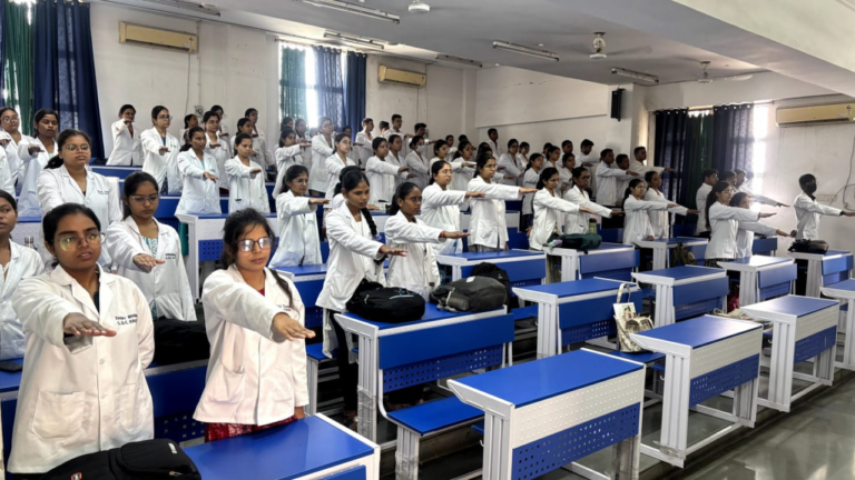 CG : शासकीय दंत चिकित्सा महाविद्यालय, रायपुर में ‘नशा मुक्त भारत अभियान’ के तहत शपथ ग्रहण कार्यक्रम आयोजित