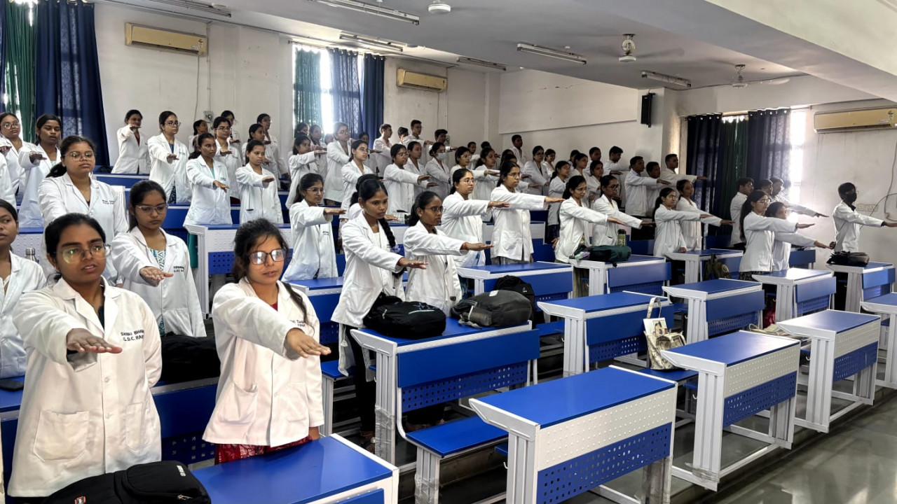 CG : शासकीय दंत चिकित्सा महाविद्यालय, रायपुर में ‘नशा मुक्त भारत अभियान’ के तहत शपथ ग्रहण कार्यक्रम आयोजित