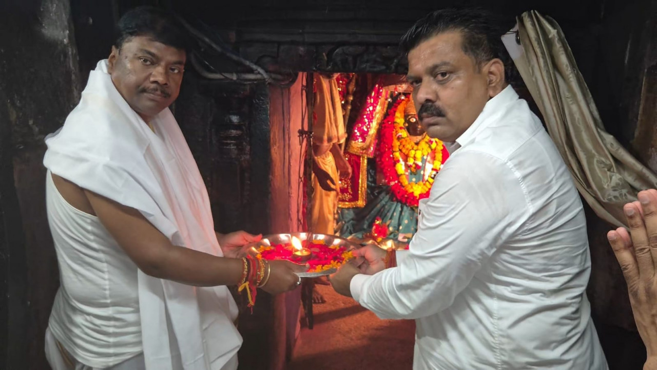 CG : तिरंगा यात्रा के दूसरे दिवस माँ दंतेश्वरी की पूजा-अर्चना कर उप मुख्यमंत्री एवं वन मंत्री ने किया यात्रा का शुभारंभ