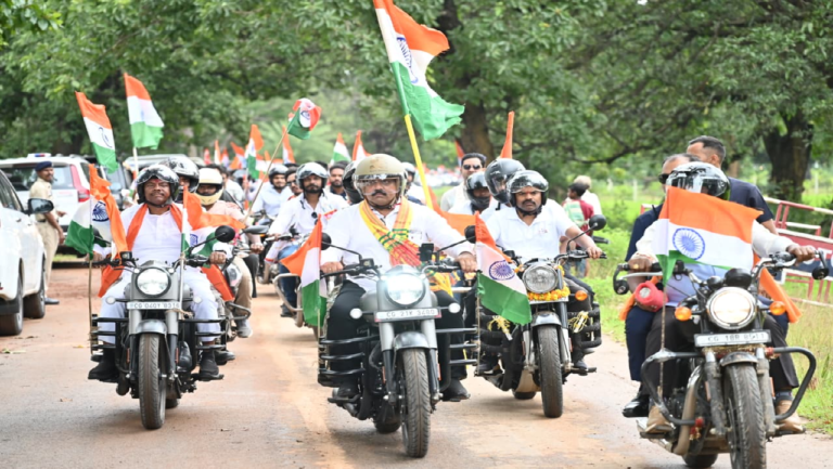 CG : तिरंगा यात्रा के दूसरे दिवस माँ दंतेश्वरी की पूजा-अर्चना कर उप मुख्यमंत्री एवं वन मंत्री ने किया यात्रा का शुभारंभ
