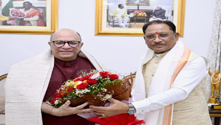CG : मुख्यमंत्री विष्णुदेव साय से निर्माता-निर्देशक डॉ. चंद्रप्रकाश द्विवेदी ने की सौजन्य मुलाकात