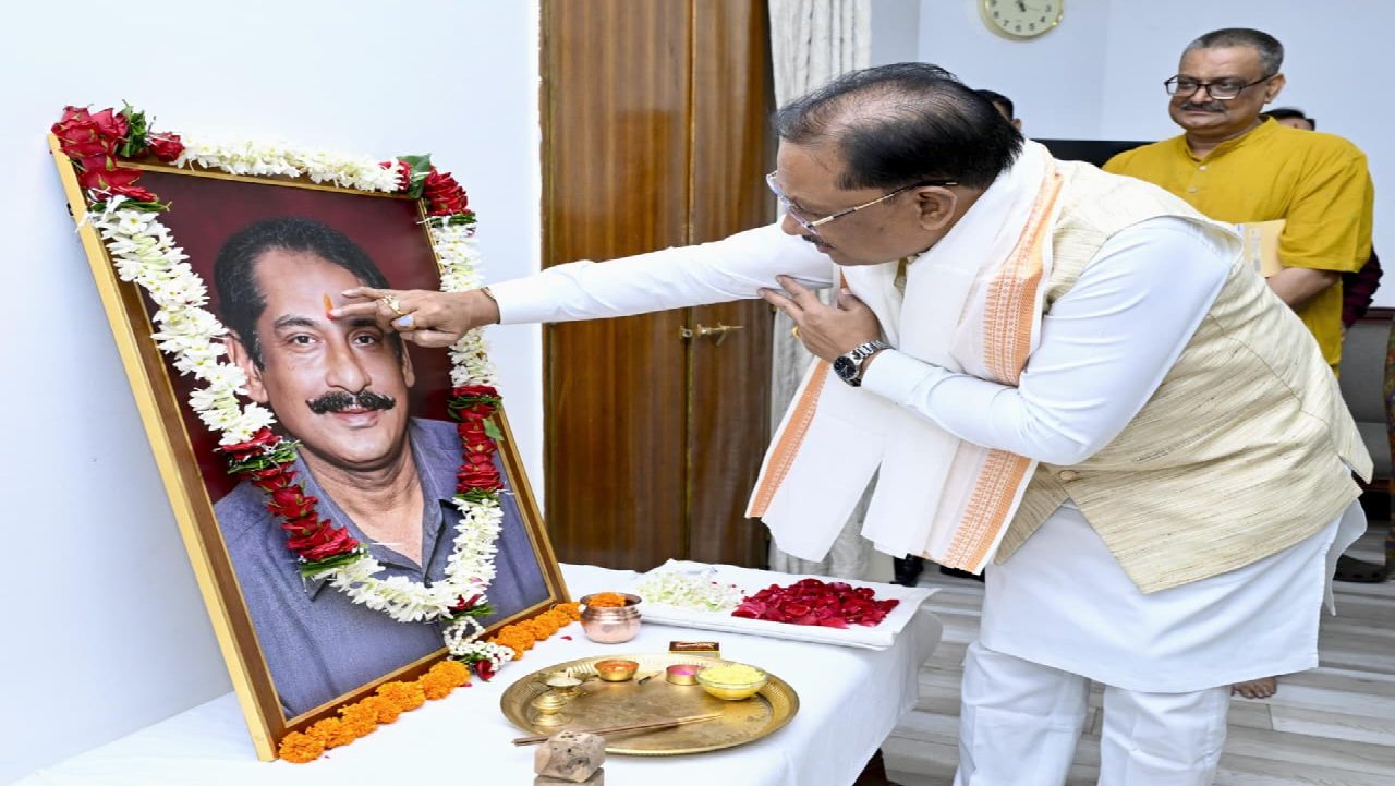 CG : राष्ट्र, समाज और सनातन संस्कृति के प्रति दिलीप सिंह जूदेव जी का समर्पण सदैव स्मरणीय रहेगा: मुख्यमंत्री विष्णु देव साय…