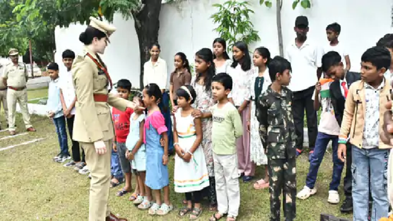 राजनांदगांव : पुलिस परिवार के बच्चों से पढ़ाई के बारे में पूछी…