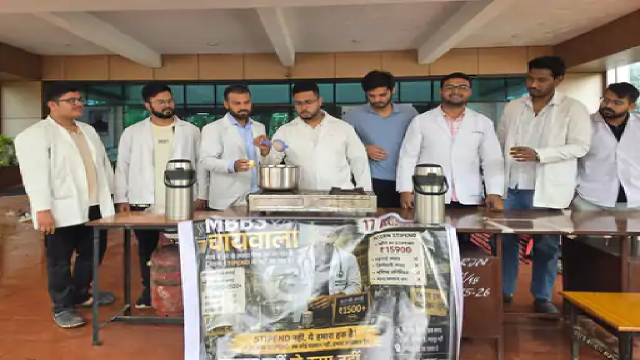 राजनांदगांव : प्रदर्शन : एमबीबीएस चायवाला के नाम खोली दुकान, मरीजों-परिजनों को पिलाई चाय…