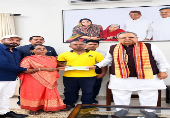 राजनांदगांव : संदीप के परिवार को डॉ. सिंह ने 50 हजार की सहायता राशि दी…