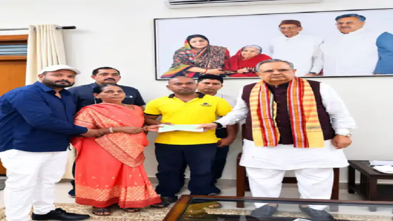 राजनांदगांव : संदीप के परिवार को डॉ. सिंह ने 50 हजार की सहायता राशि दी…