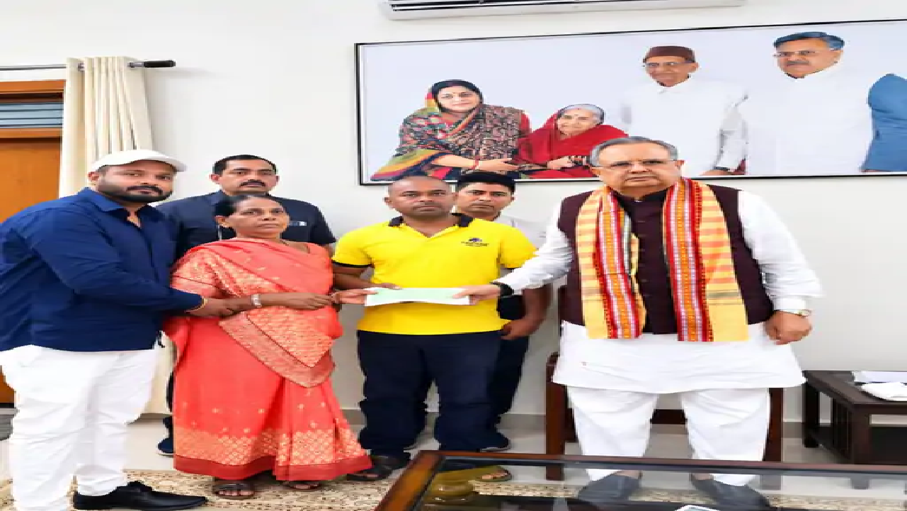 राजनांदगांव : संदीप के परिवार को डॉ. सिंह ने 50 हजार की सहायता राशि दी…