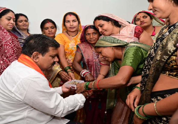 CG : बिहान की दीदियों ने विजय शर्मा को राखी बांधकर दी बधाई…