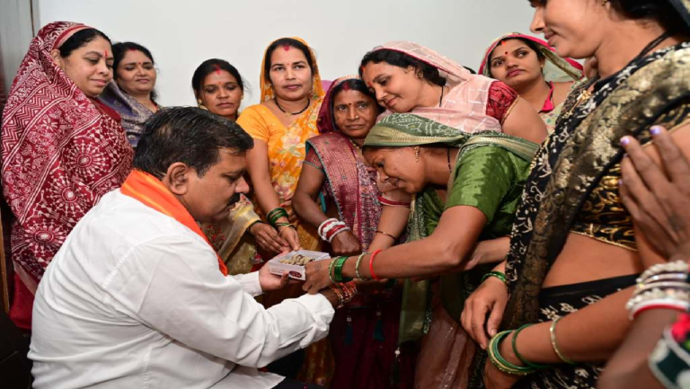 CG : बिहान की दीदियों ने विजय शर्मा को राखी बांधकर दी बधाई…