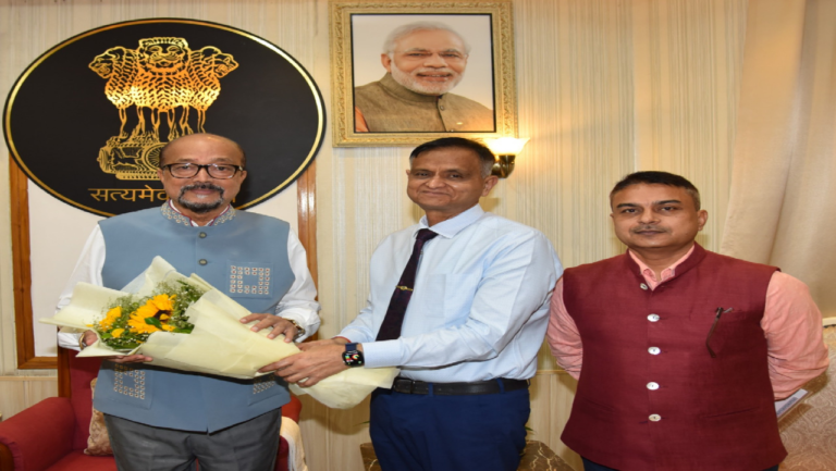 CG : राज्यपाल रमेन डेका से एम्स के कार्यपालक निदेशक ने की सौजन्य मुलाक़ात