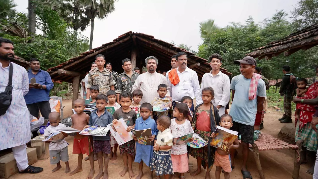 CG : नक्सल हिंसा से प्रभावित परिवारों के बीच पहुंचे डॉ. प्रेम साई गुरुजी, सुकमा में बांटा संबल…