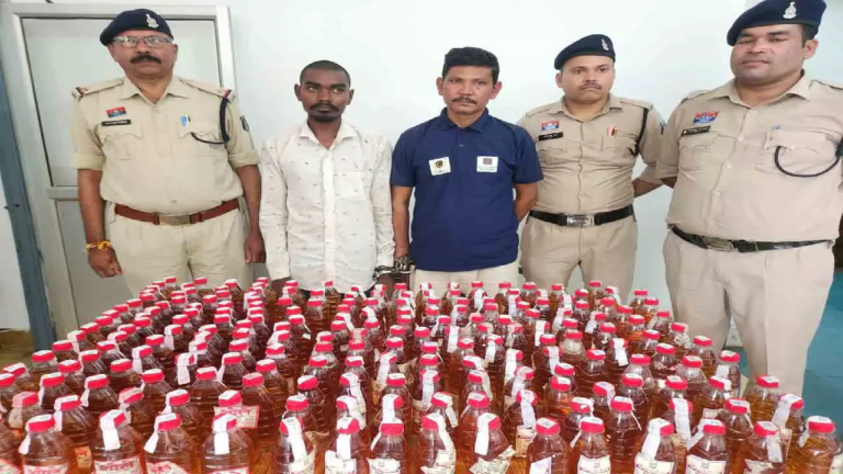 CG : शराब तस्करों पर पुलिस की बड़ी चोट, 220 पाव अवैध शराब और बिना नंबर की स्कूटी के साथ दो गिरफ्तार…