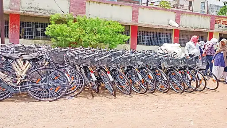 राजनांदगांव : छात्राओं को मिली साइकिल की करानी पड़ रही मरम्मत…