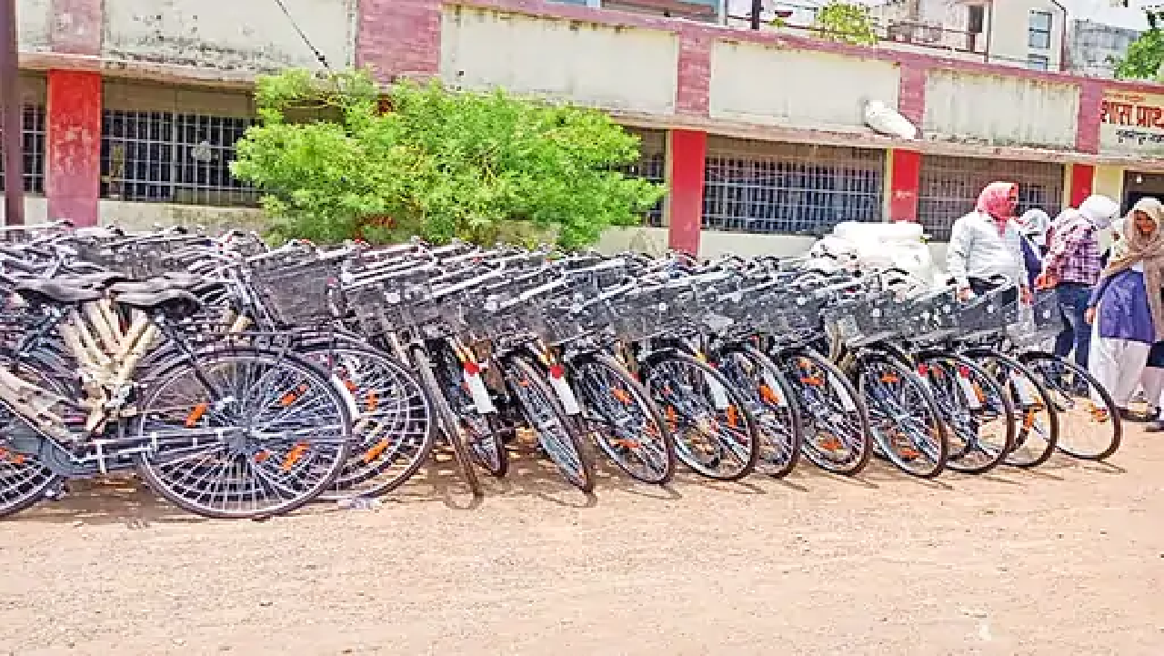 राजनांदगांव : छात्राओं को मिली साइकिल की करानी पड़ रही मरम्मत…