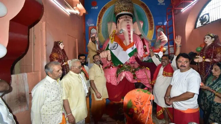 तिरंगे के साथ गणेश आराधना, उज्जैन के बड़े गणेश मंदिर में सवा लाख दूर्वा और पुष्प से हुआ विशेष पूजन