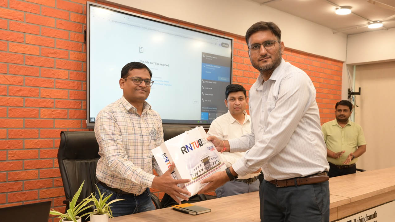RNTU में रोजगार का बड़ा मंच, मेगा जॉब एवं इंटर्नशिप फेयर में 700+ विद्यार्थियों ने लिया हिस्सा