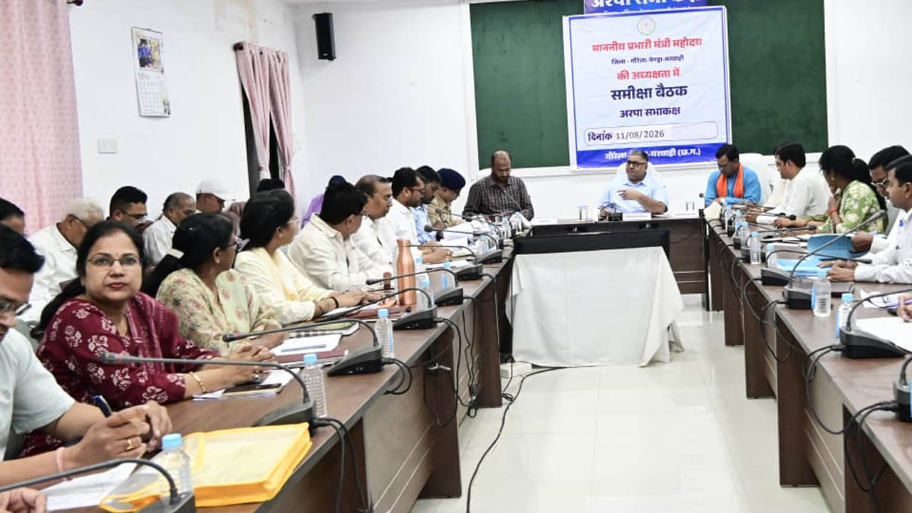 प्रभारी मंत्री राजेश अग्रवाल ने की विभागीय समीक्षा, विकास कार्यों और योजनाओं की प्रगति का लिया जायजा