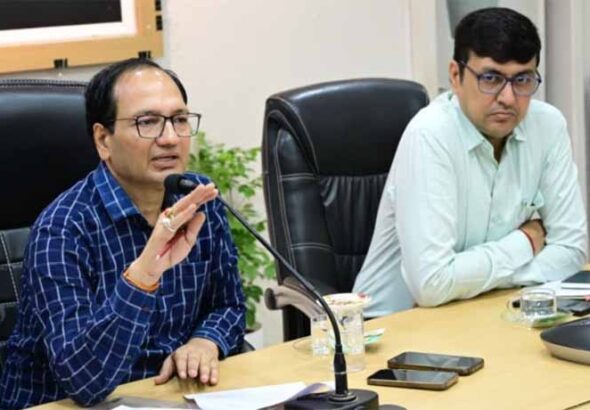 पाठ्यपुस्तक वितरण में लापरवाही पर सख्ती, बिलासपुर कलेक्टर ने निजी स्कूलों को नोटिस देने कहा