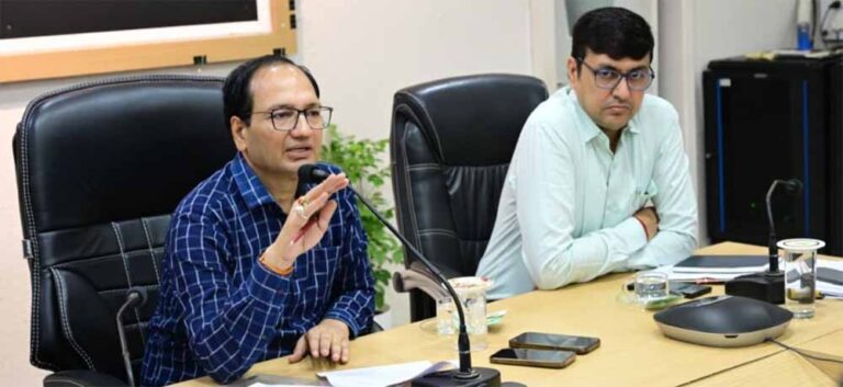 पाठ्यपुस्तक वितरण में लापरवाही पर सख्ती, बिलासपुर कलेक्टर ने निजी स्कूलों को नोटिस देने कहा