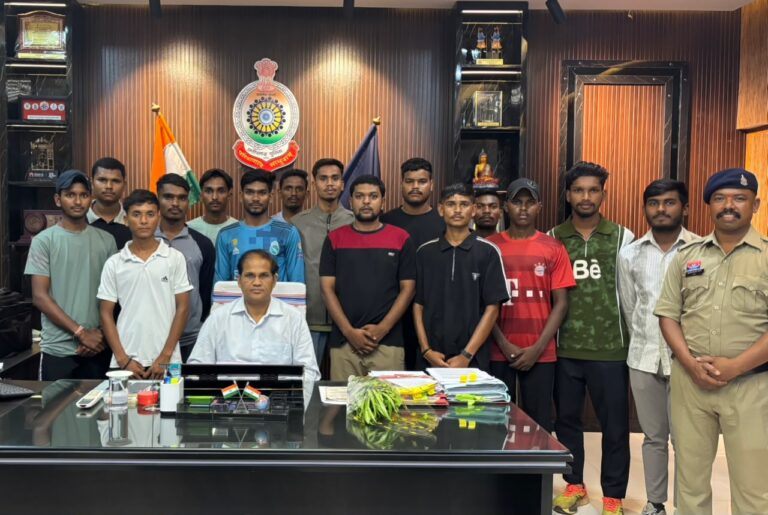 राष्ट्रीय ट्रायथलॉन प्रतियोगिता 2026 में भाग लेने जा रहे छत्तीसगढ़ ट्रायथलॉन दल को आईजी एवं एसपी ने दी शुभकामनाएं