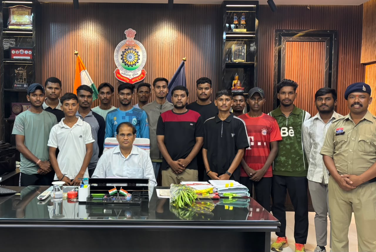 राष्ट्रीय ट्रायथलॉन प्रतियोगिता 2026 में भाग लेने जा रहे छत्तीसगढ़ ट्रायथलॉन दल को आईजी एवं एसपी ने दी शुभकामनाएं
