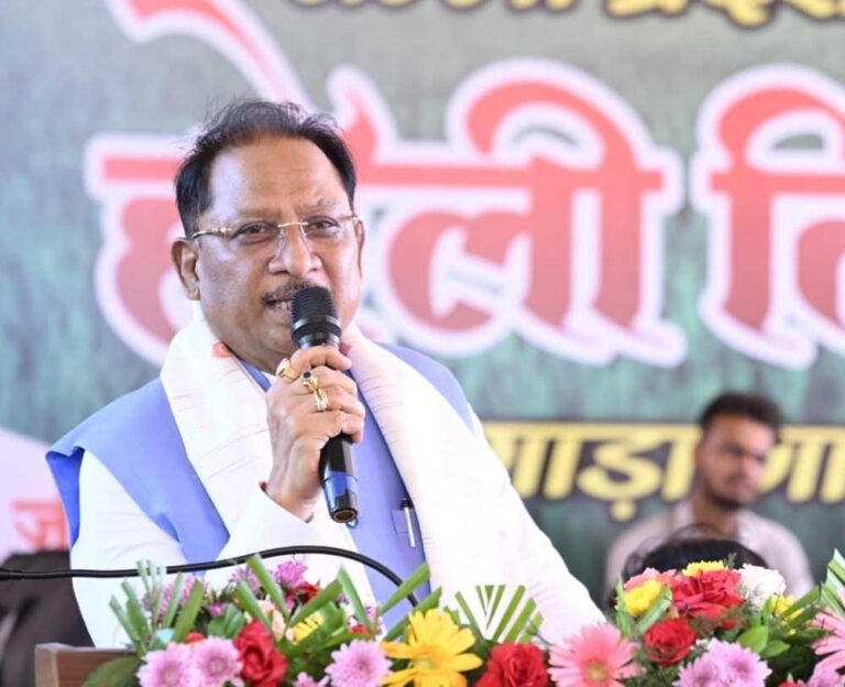 हरेली के पावन अवसर पर राजस्व मंत्री टंकराम वर्मा के नवीन शासकीय आवास के गृह प्रवेश कार्यक्रम में शामिल हुए मुख्यमंत्री विष्णुदेव साय