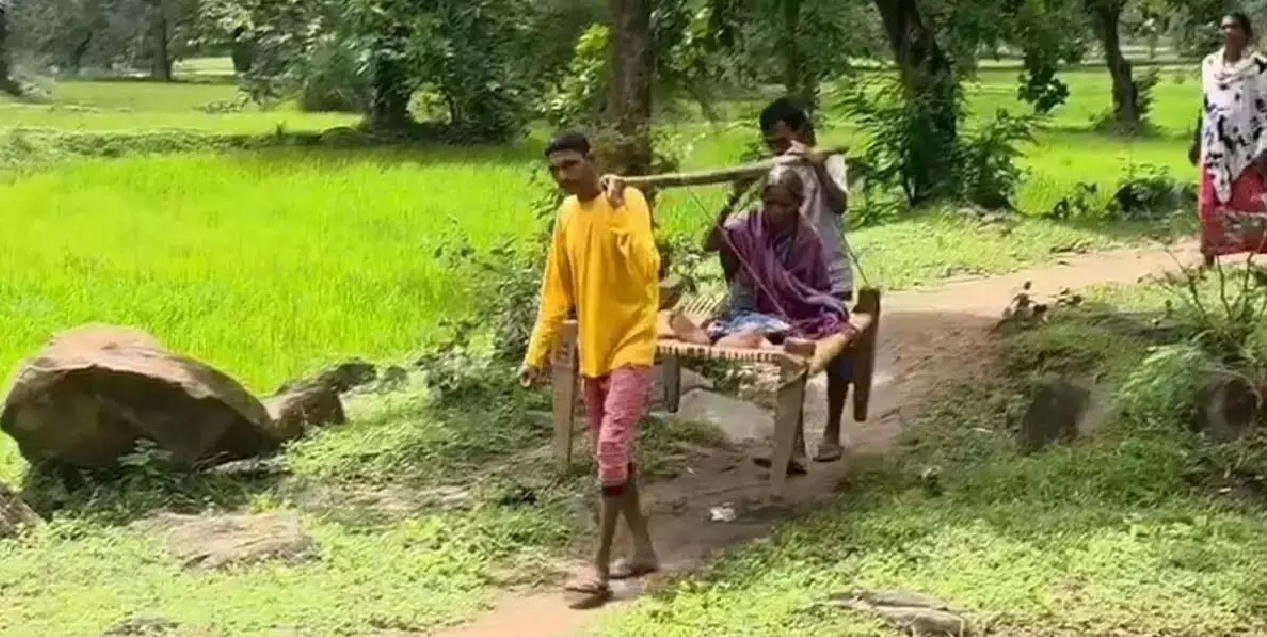 CG : खाट ही एक सहारा, ग्रामीण ऐसे बचा रहे अपनों की जान …