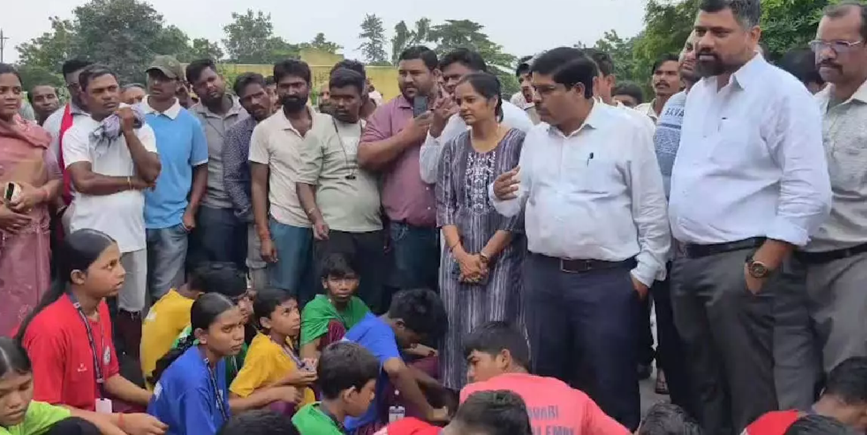 CG : प्राचार्य से परेशान बच्चे सड़क में बैठे, अभद्र व्यवहार करने का आरोप …