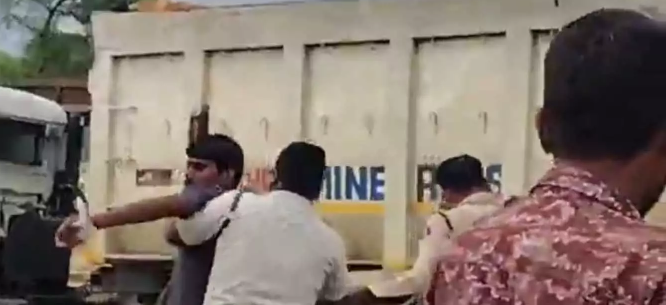 CG : नशे में धुत युवक का हाई-वोल्टेज ड्रामा, मासूम बच्चों को आगे कर नेशनल हाईवे पर मचाया हंगामा …