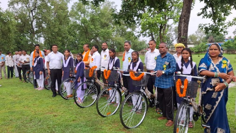 CG : सरस्वती साइकिल योजना के तहत 37 छात्राओं को मिली निःशुल्क साइकिलें …