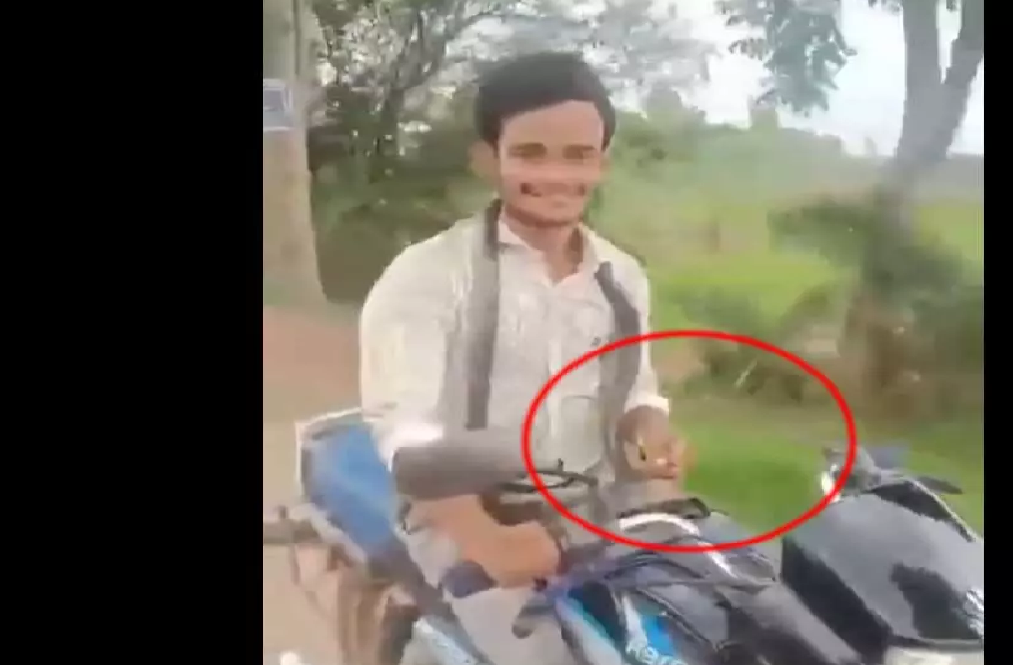 CG : सांप के काटने पर गले में लपेटकर कई KM बाइक चलाकर अस्पताल पहुंचा युवक, पहचान कराने उठाया बड़ा जोखिम …