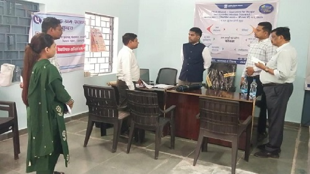 CG : कलेक्टर ने ग्राम सुंदरा पटवारी कार्यालय का किया आकस्मिक निरीक्षण …